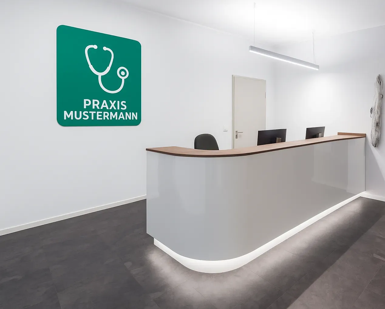 Behandlungszimmer der Praxis Mustermann